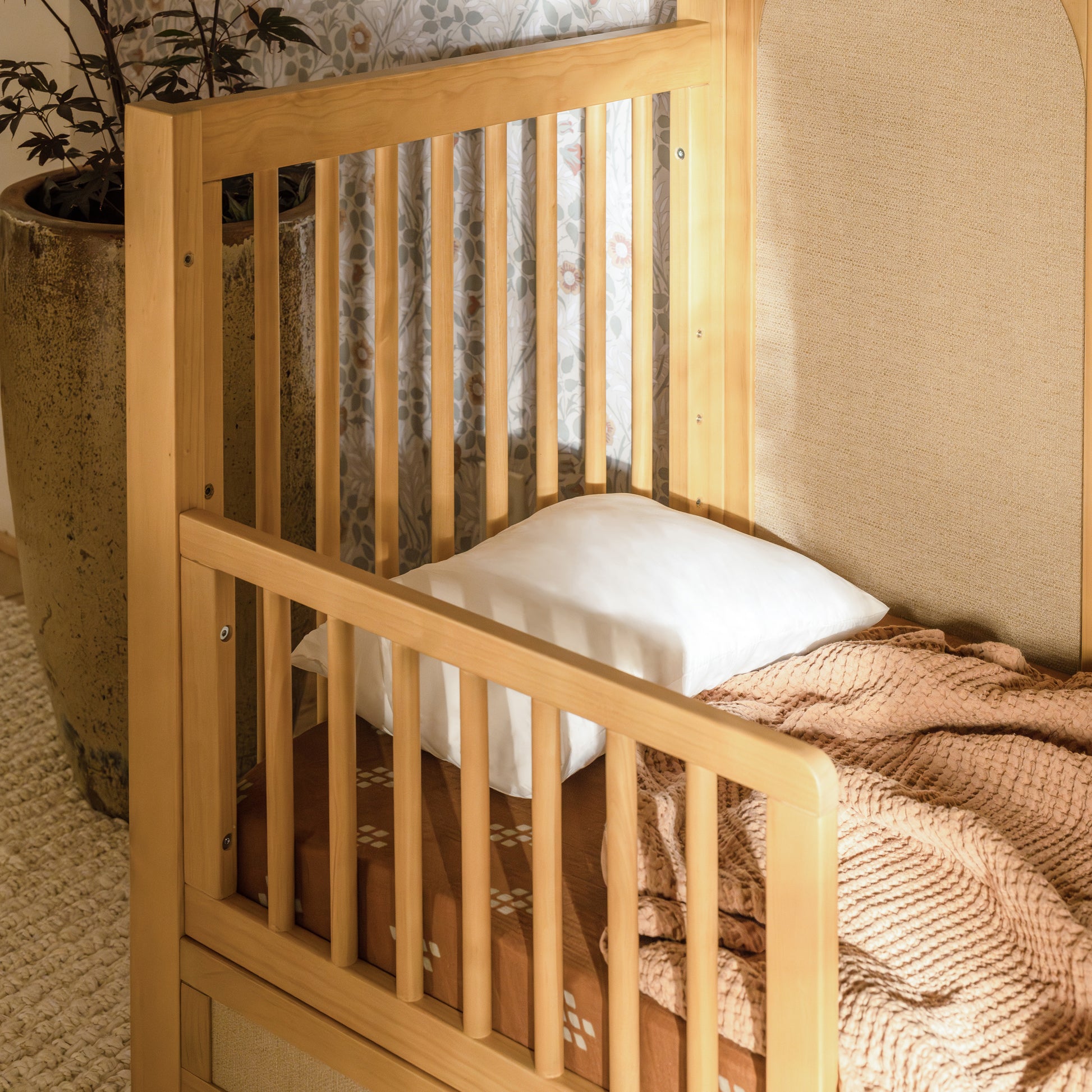 M24801HYPSEW,Eloise 4-in-1 Convertible Crib in Honey & Performance Sand Eco-Weave