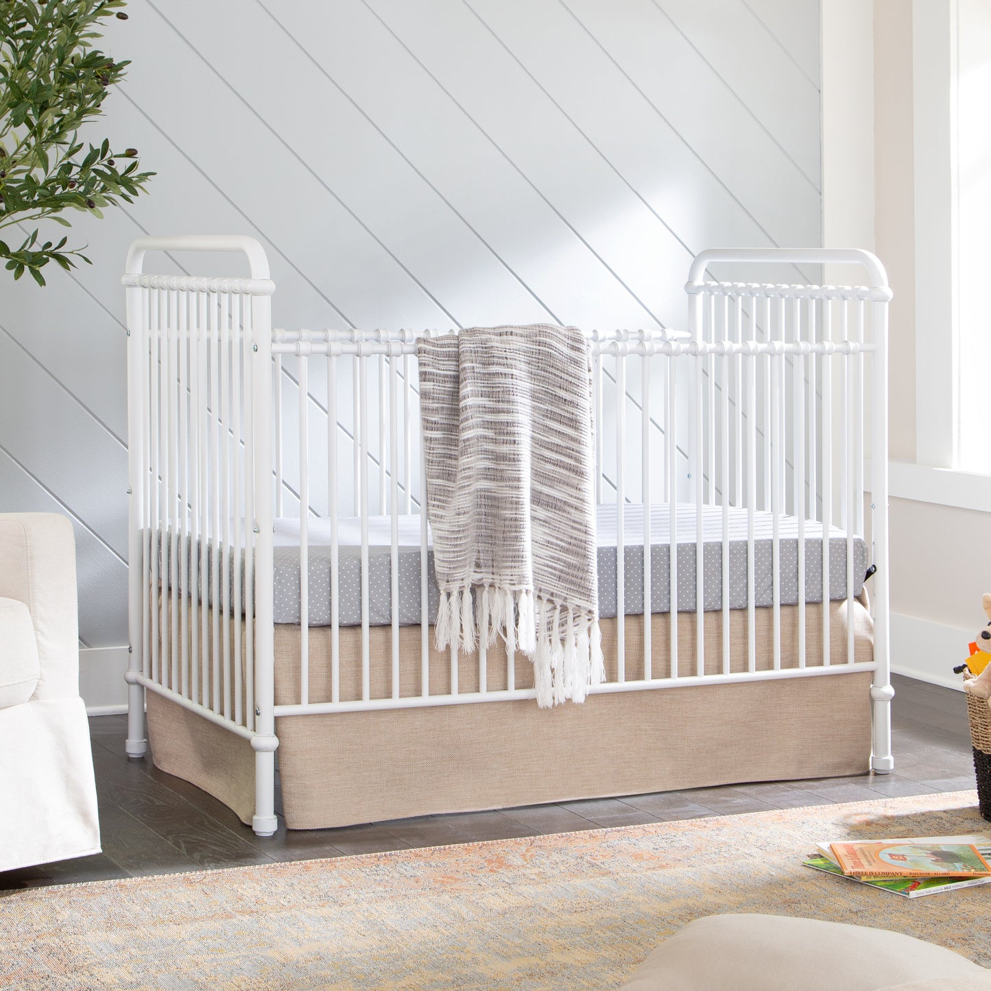 B15501WX,Abigail 3-in-1 Convertible Crib in Washed White