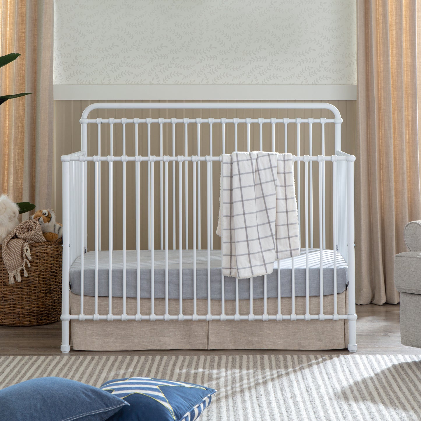 B15301WX,Winston 4-in-1 Convertible Crib in Washed White