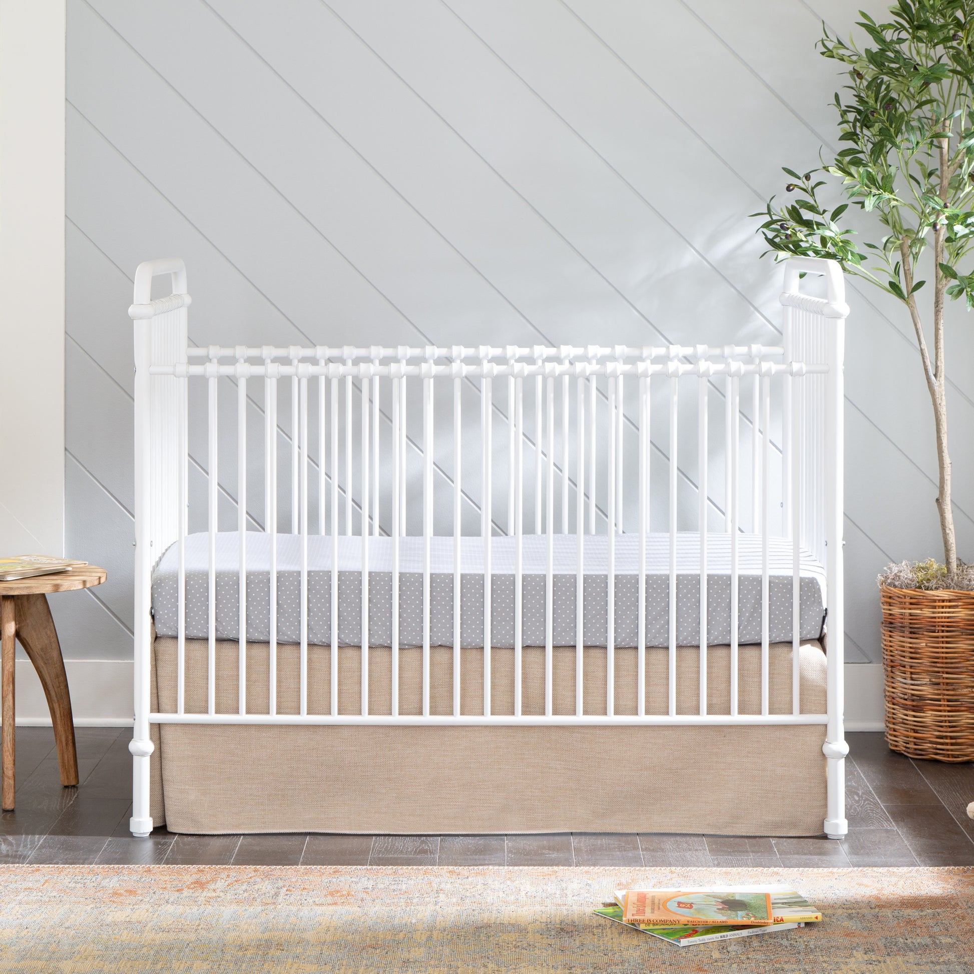 B15501WX,Abigail 3-in-1 Convertible Crib in Washed White