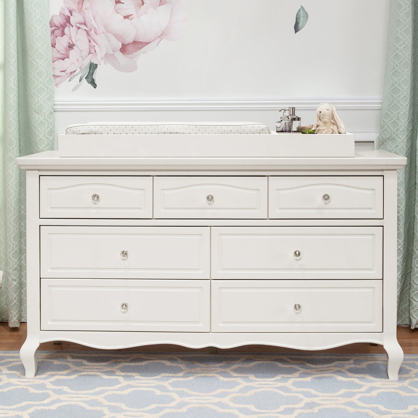 B19616RW,Mirabelle 7-Drawer Dresser in Warm White